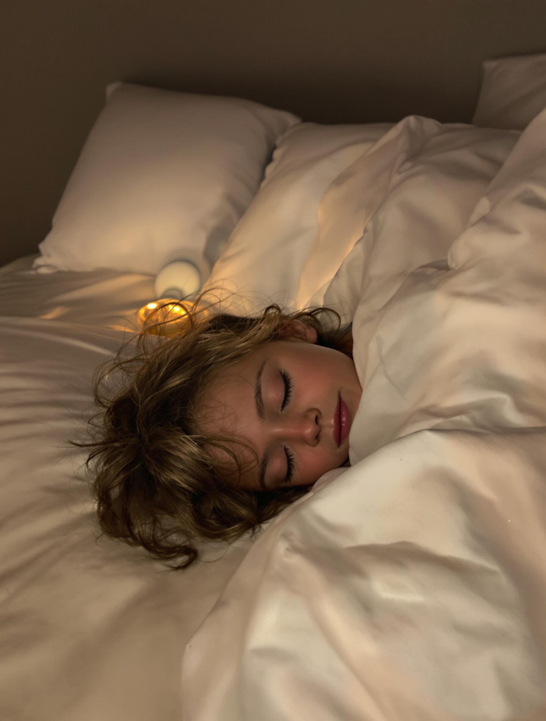 Un enfant dormant paisiblement après une routine bien établie.