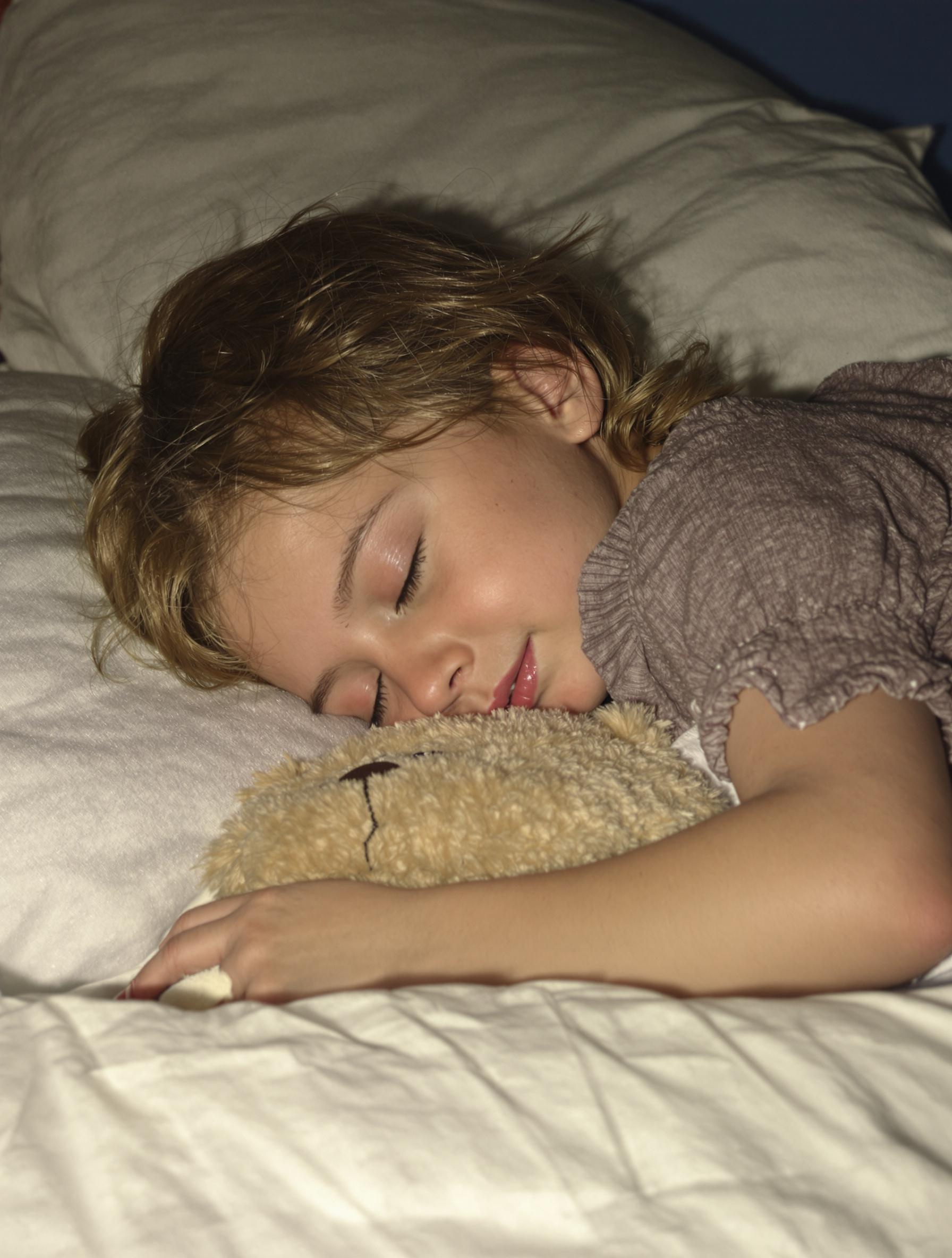 Un enfant endormi paisiblement dans une chambre calme.