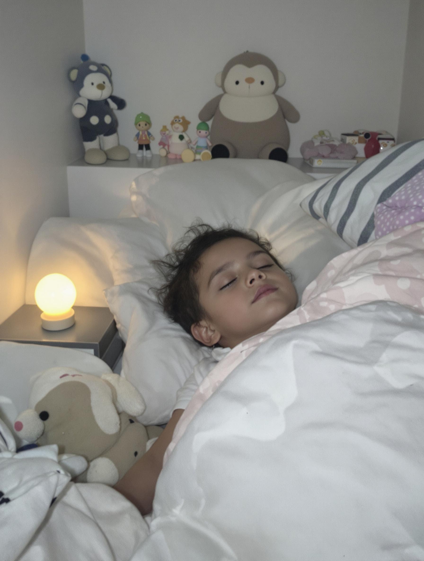 Un enfant se relaxant avant le coucher.